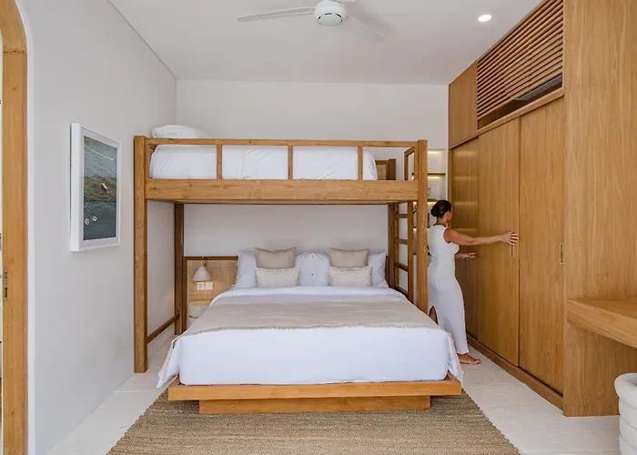 Nisi Bingin, * Uluwatu (Bali)
