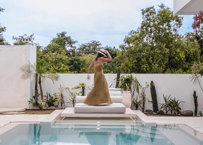Nisi Bingin, * Uluwatu (Bali)